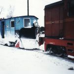 Pociąg techniczny prowadzony lokomotywą Lxd2-313. Odkuwanie z lodu przejazdu przed wjazdem na stację.