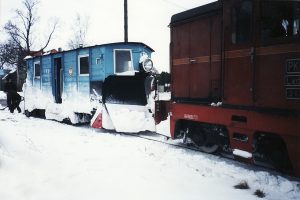 Pociąg techniczny prowadzony lokomotywą Lxd2-313. Odkuwanie z lodu przejazdu przed wjazdem na stację.