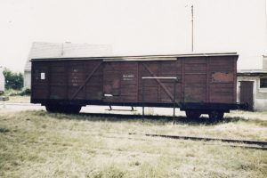 Wagon Kddx na stacji w Powidzu.