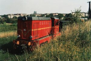 Lokomotywa Lxd-343 manewruje w wagonami pociągu osobowego.