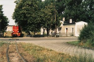 Lxd2-343 na tle dworca w Witkowie.