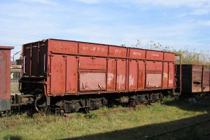 Zgromadzone wagony towarowe w Karczmirskach - węglarka typu górnośląskiego.
