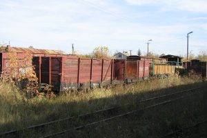 Zgromadzone wagony towarowe w Karczmirskach -  węglarka Wddx.