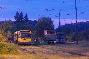 Zajezdnia Helenówek - tramwaje KMST oczekujące odnowienia.