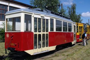 Historyczny zmodernizowany wagon typu 5N podczas renowacji.