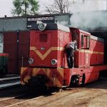 Lxd2-265 wyjeżdża z hali lokomotywowni.