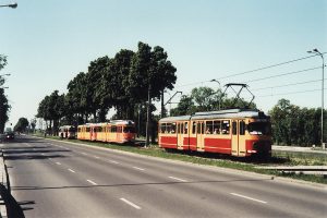 Kolumna tramwajów podczas fotostopu na ulicy Pabianickiej.