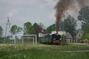Px48-1919 z pociągiem historycznym we wsi Miroszka.