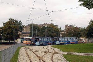 Linia 2 w sróconej relacji do Placu Niepodległości.