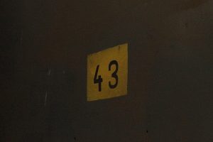 Numer na drzwiach w hali napraw.